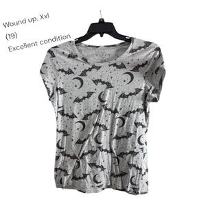 Wound Up Women's Black and Gray Bat Print Tee